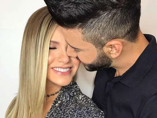 Gusttavo Lima beija e elogia Andressa Suita no palco durante show na sexta-feira, dia 20 de julho de 2019