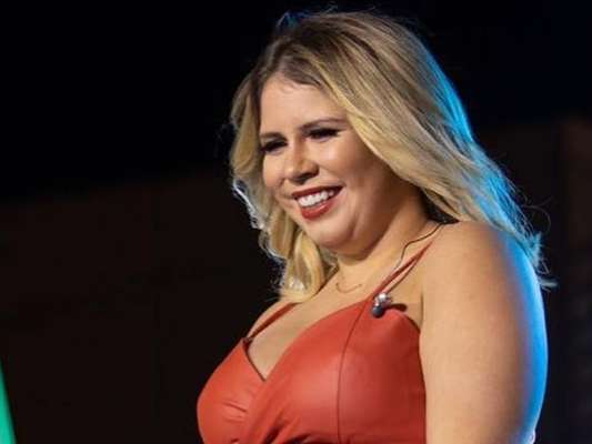 Grávida, Marilia Mendonça faz vídeo cantando sem maquiagem neste sábado, dia 20 de julho de 2019