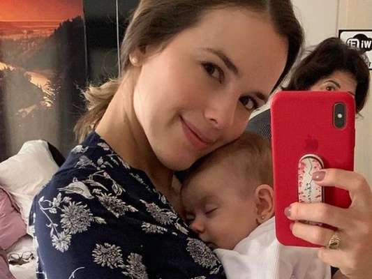 Thaeme comemora 3º mês de vida da filha, Liz, com foto fofa: 'Amor mais puro'