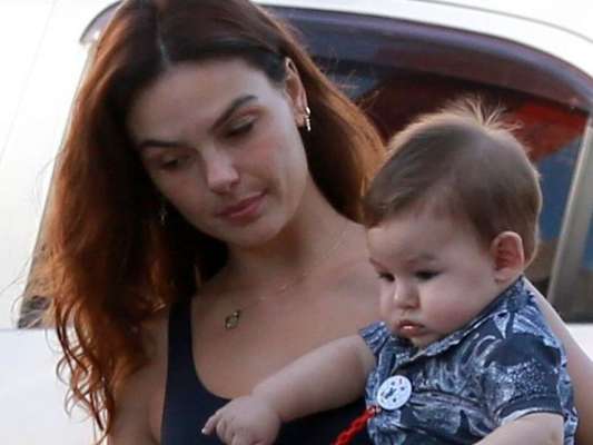 Mamãe fitness, bebê fofo! Isis Valverde deixa academia com filho, Rael, no colo neste sábado, dia 20 de julho de 2019
