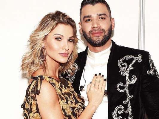 Andressa Suita brilha em look Versace em gravação de DVD de Gusttavo Lima na noite de sábado, dia 20 de julho de 2019