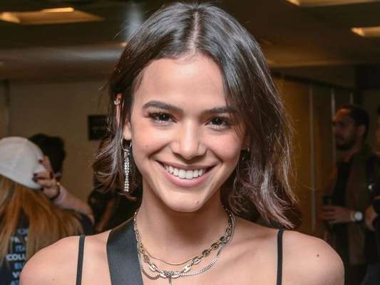 Bruna Marquezine deixou a sofisticação de lado e mostrou alegria ao almoçar uma comida caseira, preparada por sua mãe neste domingo, 21 de julho de 2019