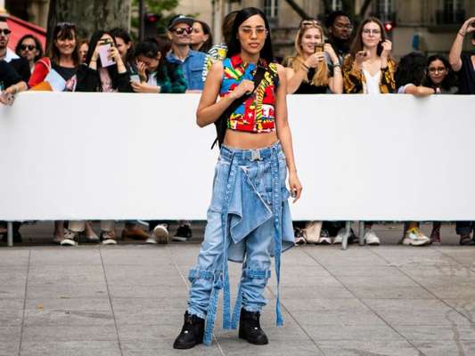 Jeans de cintura baixa de volta? Calça cargo de cós baixo traz de volta os anos 2000