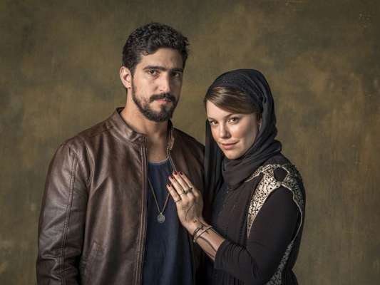 Jamil (Renato Góes) e Dalila (Alice Wegmann) se casam na novela 'Órfãos da Terra'