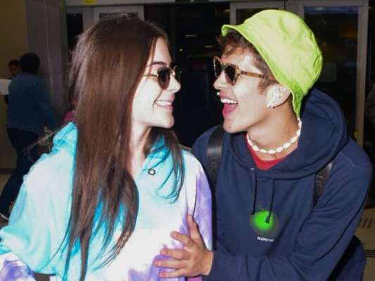 João Guilherme Ávila se diverte com Jade Picon em área de desembarque de aeroporto em São Paulo, neste domingo, 21 de julho de 2019