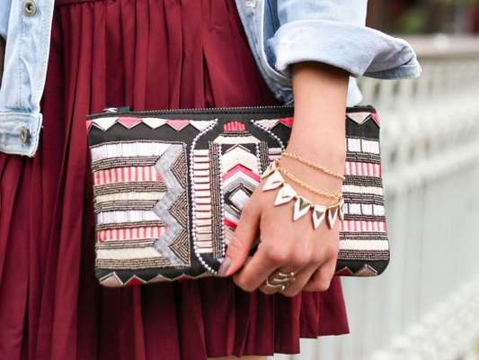 A clutch é aquela bolsa de mão, mais sofisticada, geralmente é usada para festas; mas também traz um aspecto mais delicado para os looks do dia a dia