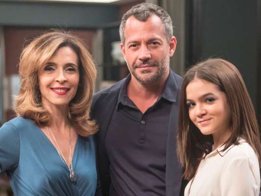 Lyris (Deborah Evelyn) descobre que Agno (Malvino Salvador) é gay e resolve fazer uum escândalo na novela 'A Dona do Pedaço'