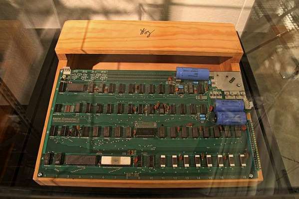 1976 - A Apple Computer foi fundada pelos amigos Steve Jobs e Steve Wozniak em 1º de abril de 1976, no ‘Dia da Mentira’. O primeiro computador criado por eles, o Apple I, era baseado em uma placa de circuito. Ele foi apresentado em uma reunião de um clube de entusiastas dos computadores.