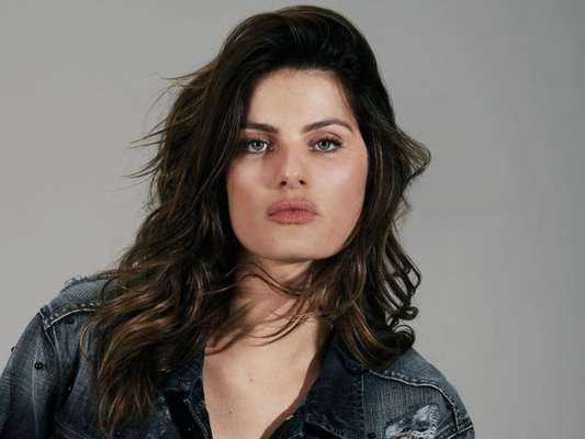 Isabeli Fontana mantém rotina de cuidados de beleza com elementos sustentáveis