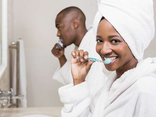 Trocar sempre: a cada 3 meses pelo menos! Mas se você escova os dentes com muita força ou coloca pressão demais, esse prazo pode ser menor. Fique de olho assim que as cerdas deformarem está na hora de trocar. Caso você tenha pego uma gripe ou resfriado, também é recomendado.