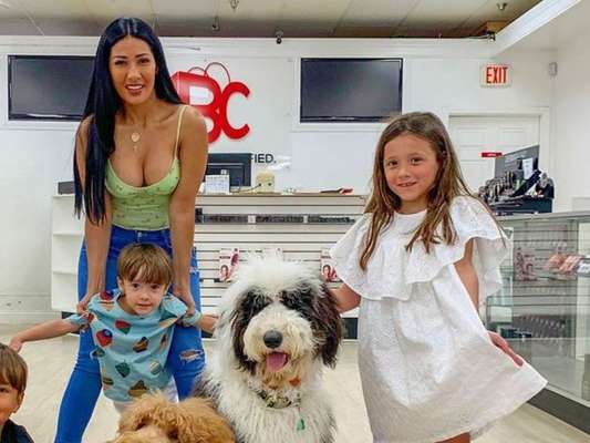 Dupla de Simone, Simaria postou vídeo raro com a filha, Giovanna, de 6 anos: 'MiniColeguinha'. Na foto, cantora está com o filho, Pawel, e o sobrinho, Henry
