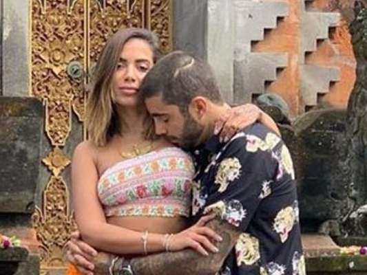 Anitta fez vídeos na cama com namorado, Pedro Scooby, mas anel na mão direita chamou atenção