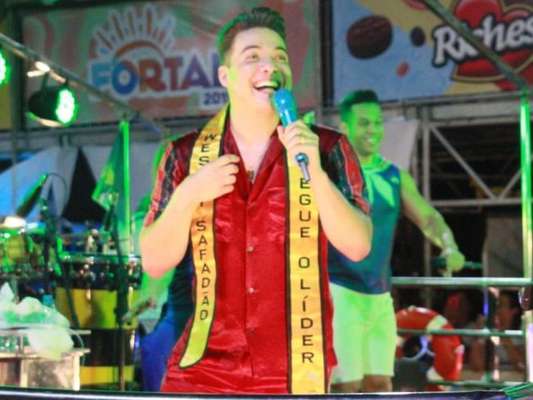 Wesley Safadão combina look com Thyane Dantas para encerrar último dia do Fortal, em Fortaleza, no Ceará