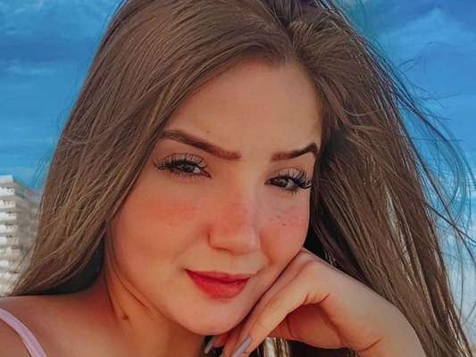 'Menina Fantasma' do SBT, Anna Livya Padilha reagiu após internauta indicar estrias em foto de maiô nude: 'Tem algum problema?'