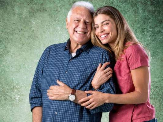 Paloma (Grazi Massafera) aceita trabalhar como acompanhante de Alberto (Antonio Fagundes) na novela 'Bom Sucesso'