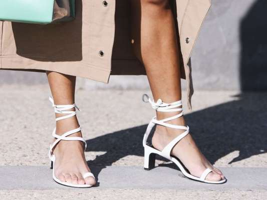 Os modelos de sapatos que você pode investir agora para usar até o verão