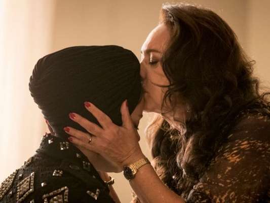 Rania (Eliane Giardini) acompanha Dalila (Alice Wegmann) na ultrassonografia na novela 'Órfãos da Terra'