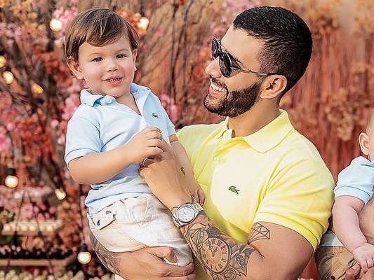 Gusttavo Lima fica emocionado ao ver vídeo do filho Gabriel cantando música sua