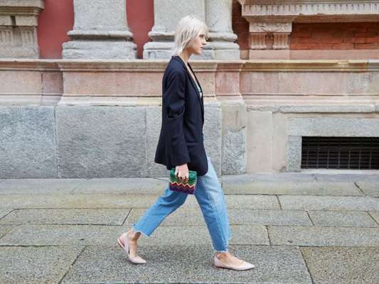 Mom jeans no trabalho: como combinar a peça para os looks de escritório