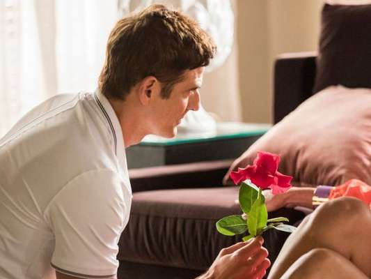 Régis (Reynaldo Gianecchini) declarará seu amor por Maria da Paz (Juliana Paes) após sair do hospital na novela 'A Dona do Pedaço'