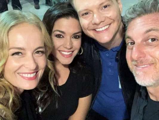O quarteto Angélica, Luciano Huck, Thais Fersoza e Michel Teló curtiu juntinho o show Sandy e Junior no sábado. Neste domingo o sertanejo lembrou a noite: 'Companheiros de baladinha!'