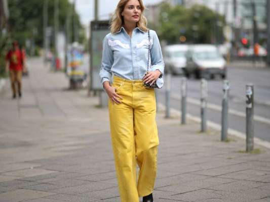 Camisa jeans clarinha em estilo western fica linda com calça amarela e botas