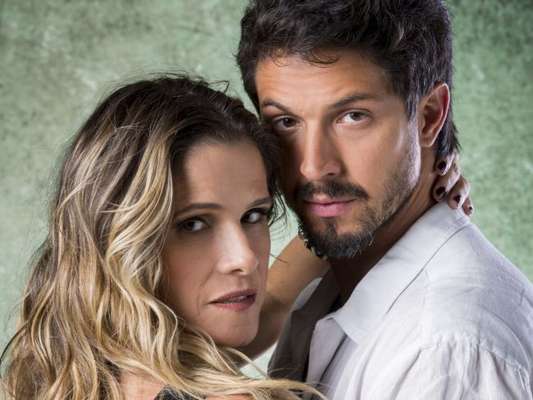 Nos próximos capítulos da novela 'Bom Sucesso', Silvana (Ingrid Guimarães) arma pedido de casamento de Marcos (Romulo Estrela) em frente aos fotógrafos na segunda-feira, 12 de agosto de 2019