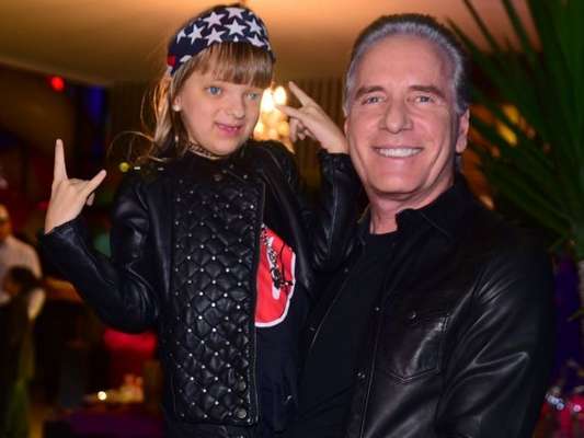 Roberto Justus leva a filha, Rafaella, para a escola nesta quarta-feira, dia 07 de agosto de 2019