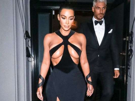 Sempre na moda, Kim Kardashian escolheu uma estampa vintage Dior para apostar