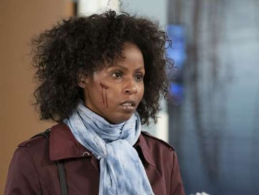Em "Grey's Anatomy", uma mulher que foi vítima de violência chega para pedir ajuda no hospital