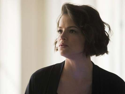 Nos próximos capítulos da novela 'A Dona do Pedaço', Josiane (Agatha Moreira) surta ao ser abandonada por Régis (Reynaldo Gianecchini).