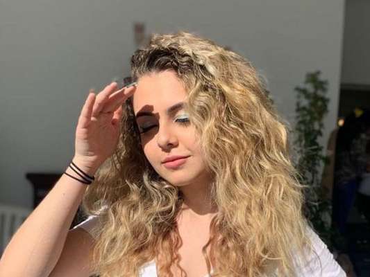 Klara Castanho foi comparada à mulher de Piqué ao surgir com o cabelo ondulado: 'Shakira brasileira'
