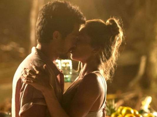 Nos próximos capítulos da novela 'Bom Sucesso', Alberto (Antonio Fagundes) se revolta ao flagar o filho Marcos (Romulo Estrela) beijando Paloma (Grazi Massafera): 'Amantes!'