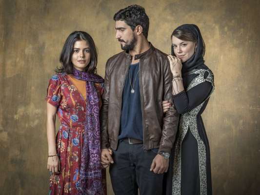 Na novela 'Órfãos da Terra', Dalila (Alice Wegmann) é desmascarada por Laila (Julia Dalavia).