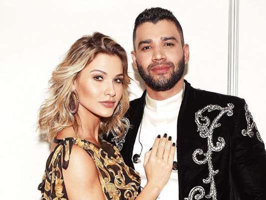 Gusttavo Lima surpreendeu Andressa Suita ao aparecer sem sapato e comendo pastel em show