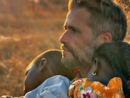 Bruno Gagliasso posa com filhos, Bless e Títi, em 11 de agosto de 2019