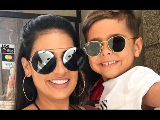 Simone mostra o filho, Henry, pedindo uma irmã, em 11 de agosto de 2019
