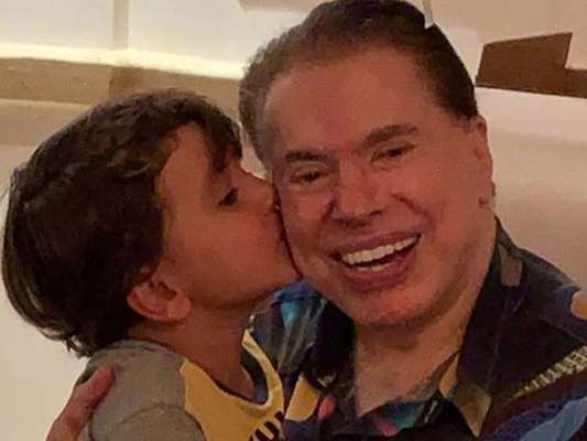 Silvio Santos se divertiu com os netos Pedro e Jane, filhos de Patricia Abravanel, de quem ganhou declaração pelo Dia dos Pais: 'Pai lindão'