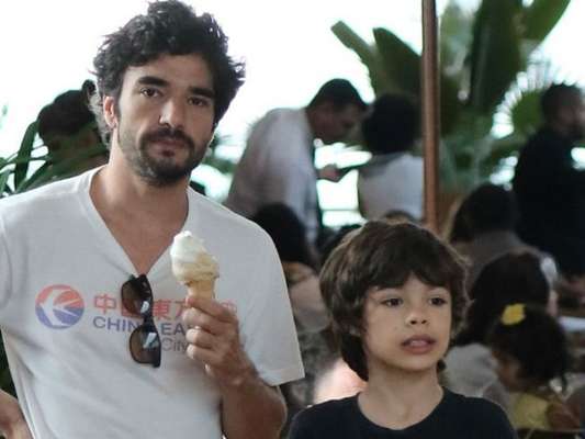 Caio Blat curte passeio no shopping com o filho neste domingo, dia 11 de agosto de 2019