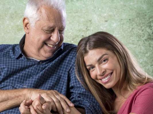 Nos próximos capítulos da novela 'Bom Sucesso', Paloma (Grazi Massafera) salva Alberto (Antonio Fagundes) de afogamento em piscina
