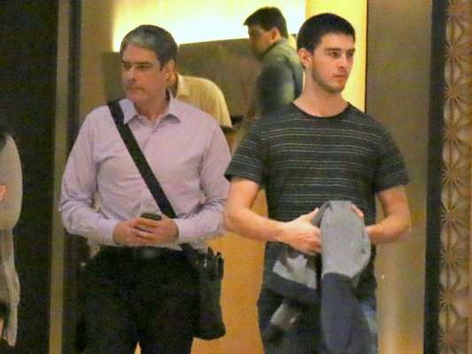 William Bonner comhnada churrasco em família com o filho, Vinícius Bonemer