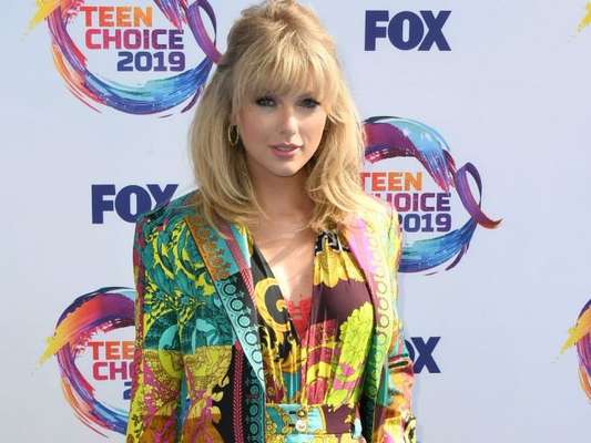 Taylor Swift e mais famosas apostaram em looks grifados para a premiação do Teen Choice Awards neste domingo, dia 11 de agosto de 2019
