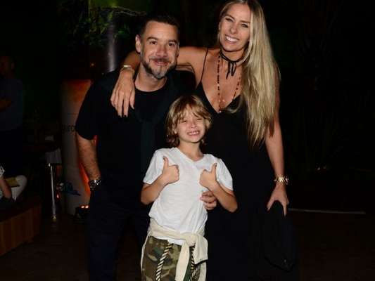 Adriane Galisteu responde às críticas em foto de selinho entre marido e filho no domingo, dia 12 de agosto de 2019