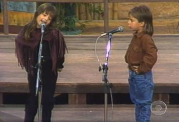 'Som Brasil' - A dupla fez sua primeira aparição na televisão brasileira em 29 de maio de 1989, quando cantou no programa Som Brasil, apresentado pelo ator Lima Duarte. Na ocasião, foram chamados ao palco como "Juninho e Sandy Xororó". Sandy tinha apenas seis anos, e Junior, cinco. A performance de Maria Chiquinha fez sucesso e rapidamente chegou às rádios do País.