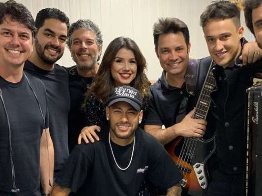 Neymar surpreende fãs de Paula Fernandes em show em Portugal
