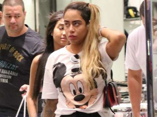 Rafaella Santos vai às compras com amigos no Rio de Janeiro