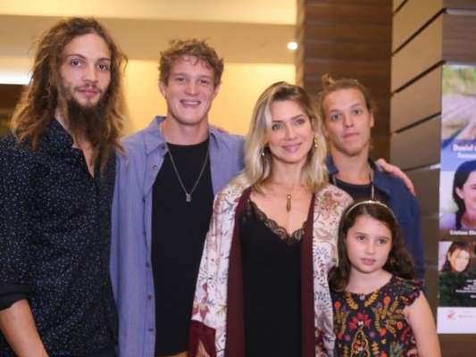 Letícia Spiller foi com o namorado, Pablo Vares, e os filhos, Pedro Novais e Stella, na pré-estreia do filme 'Eu Sou Brasileiro', nesta segunda-feira, 12 de agosto de 2019