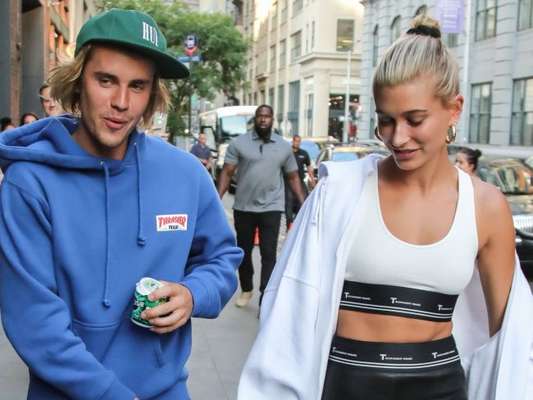 A moda dos anos 2000 está em alta pelas mãos dos jovens, como Hailey Baldwin e Justin Bieber, confira dez looks com o estilo para inspirar