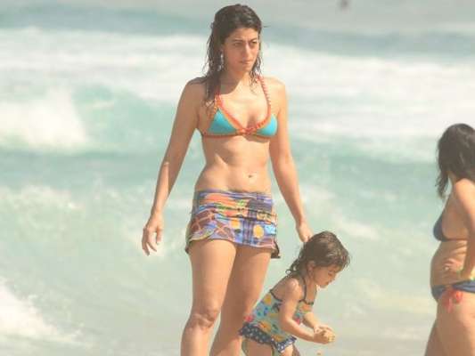 Carol Castro levou a filha, Nina, à Praia de Ipanema, Zona Sul do Rio, nesta terça-feira, 13 de agosto de 2019