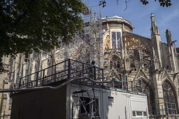 França inicia operação para retirar chumbo de Notre-Dame